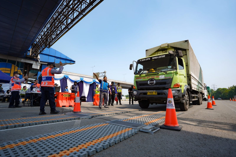 Korlantas Polri Gencarkan Sosialisasi ODOL di Tol Japek, Penertiban Berlaku Mulai 1 Januari 2027