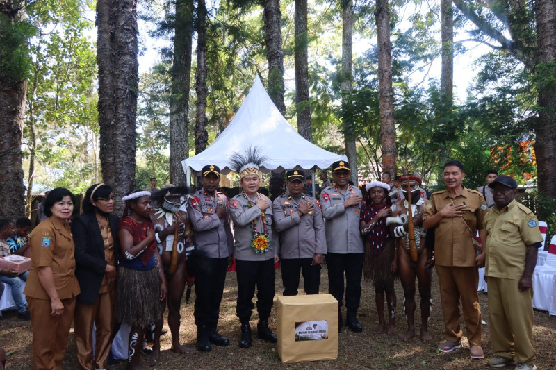 Astamaops Kapolri Kunjungi Pusat Olah Seni di Jayawijaya, Serahkan Bantuan Pendidikan