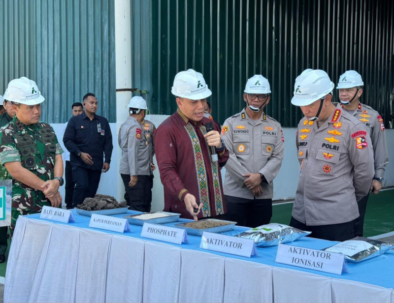 Kapolri Salurkan 80 Ton Pupuk Batu Bara untuk Lima Kelompok Tani di Riau