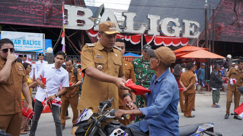 Pemkab Toba Bagikan Bendera Merah Putih, Semarakkan HUT ke-81 RI
