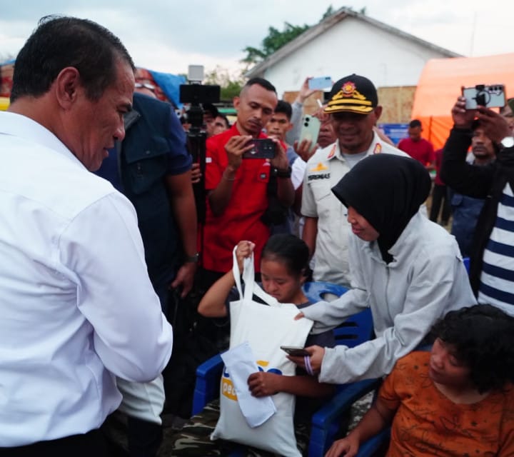 Mentan Amran Pastikan Stok Beras Pengungsi Gempa NTT Aman hingga Satu Tahun