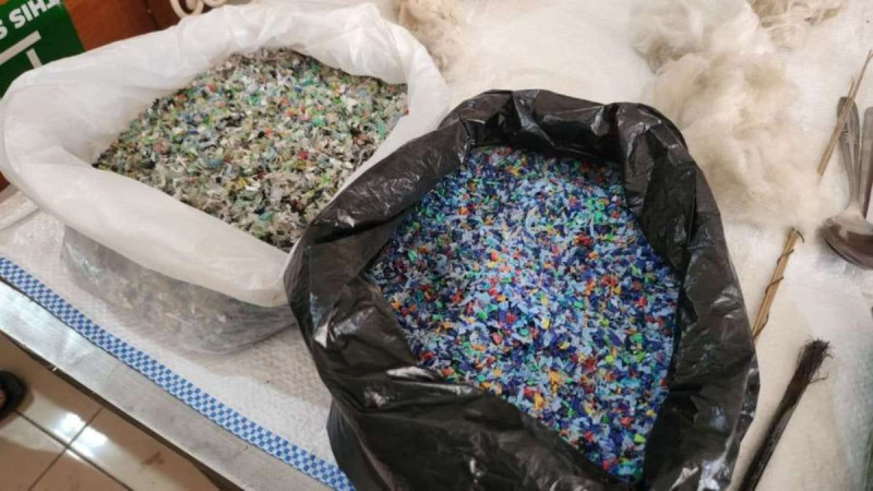 Kampoeng Rajoet Binong Jati Ubah Botol Plastik Jadi Benang