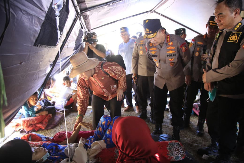 Kapolri Tinjau Posko Pengungsi di Manggarai Tengah, Pastikan Kebutuhan Korban Gempa Terpenuhi
