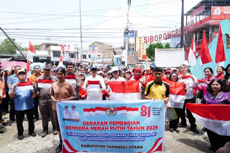 Pemkab Taput Bagikan 1.814 Bendera Merah Putih, Kobarkan Semangat Nasionalisme