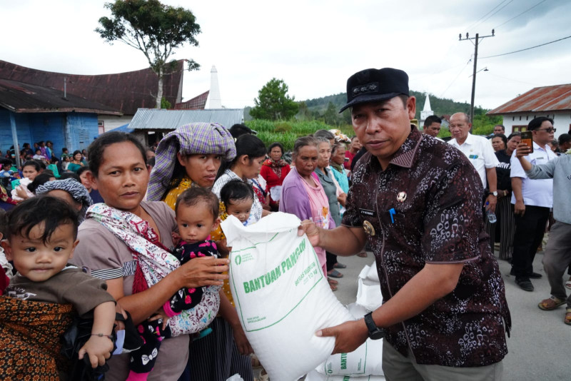 Pemkab Tapanuli Utara Salurkan Bantuan Beras kepada 2.782 Keluarga di Sipoholon