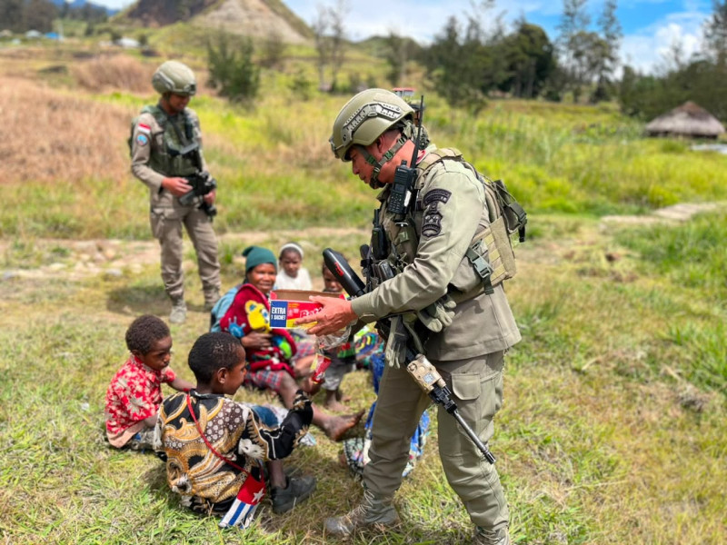 Patroli Humanis di Ilaga, Polisi Berbagi Makanan Ringan dengan Anak-anak Papua