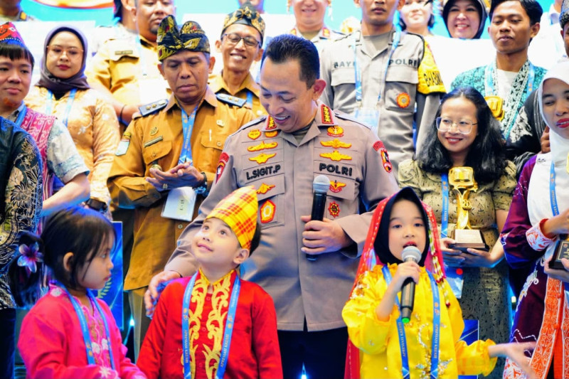 Kapolri Beri Ruang Tiga Anak Tampilkan Bakat dan Sampaikan Cita-Cita