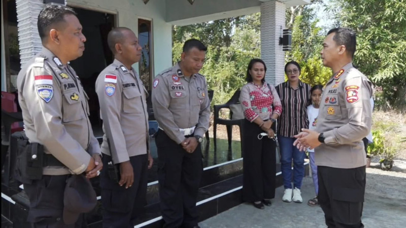 Pascagempa NTT, Polri Sambangi Personel Polres Ende yang Terdampak Bencana