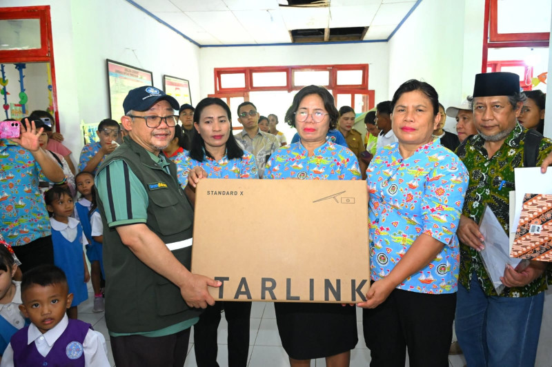Mendikdasmen Salurkan Bantuan Digitalisasi untuk Sekolah di Pulau Miangas