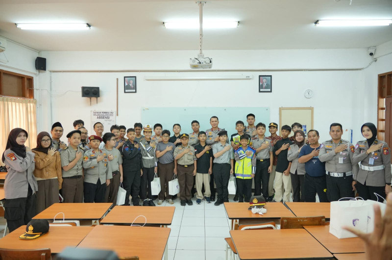 Korlantas Polri Edukasi Pelajar Labschool Kebayoran tentang Keselamatan Berlalu Lintas