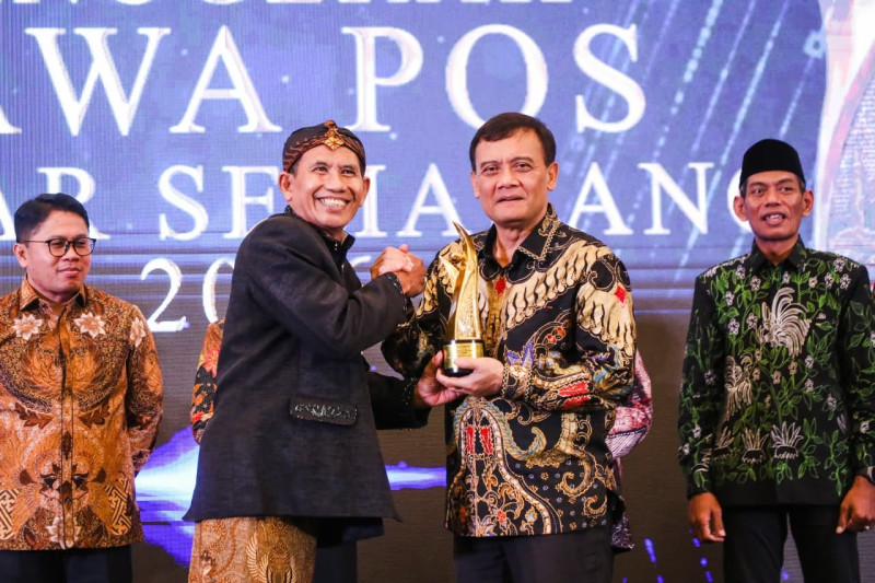 Ahmad Luthfi Terima Penghargaan Penggagas Program Sekolah Kemitraan Pertama di Indonesia