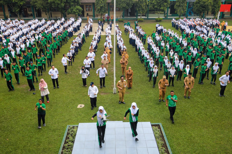 Mendikdasmen dan Rico Waas Ajak Siswa SMPN 1 Medan Jadi Generasi Hebat