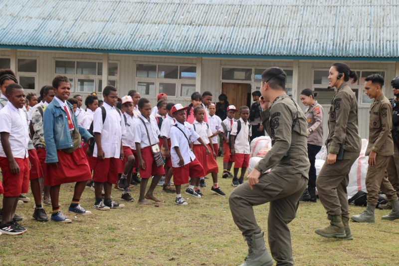 Satgas Damai Cartenz Gelar Terapi Bermain dan Bagikan Perlengkapan Sekolah di Ilaga