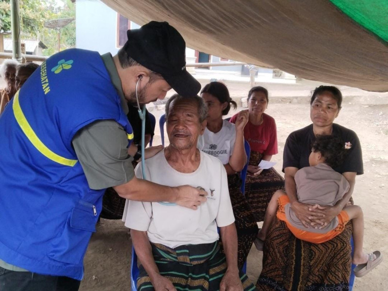 Nakes Tembus Medan Ekstrem, Layani Warga Terdampak Gempa di Ende