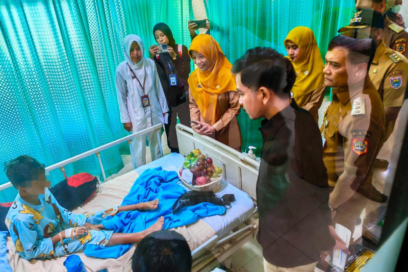 Wapres Gibran Tinjau Pasien Dugaan Keracunan MBG di Batang