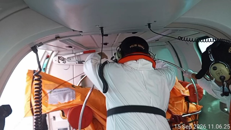 Polri Evakuasi Dua Jenazah Korban KM Virgo Transport 8 dengan Helikopter