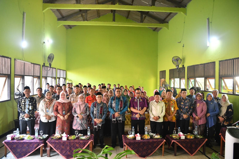 Wamendikdasmen Dorong Revitalisasi Sekolah di Daerah Rawan Banjir Demak