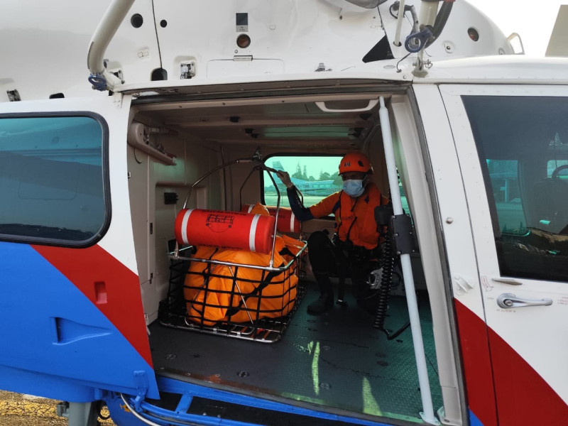 Helikopter Polri Evakuasi Jenazah Korban KM Virgo Transport 8 dari Tengah Laut