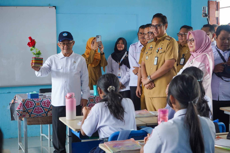 Rico Waas Pastikan Meubelair SMP Negeri 16 Medan Diganti Tahun Ini