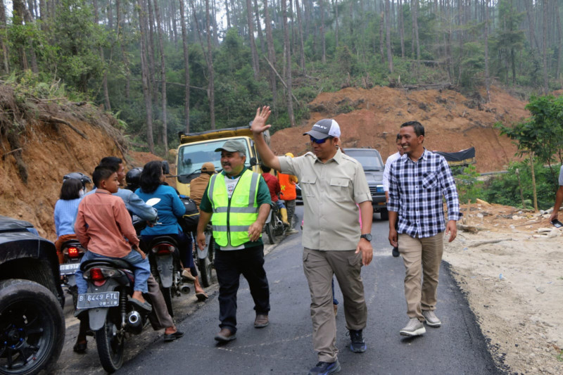 Bupati Taput Tinjau Rekonstruksi Jalan Salib Kasih-Simanampang, Dukung Akses Pertanian dan Pariwisata