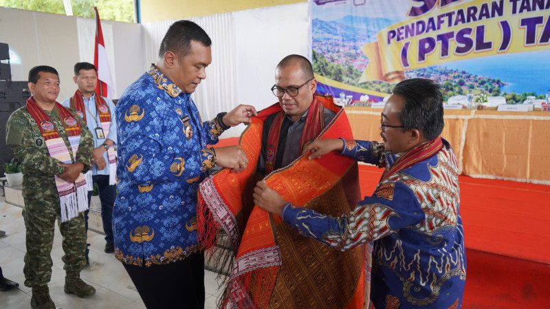 Pemkab Toba Serahkan 503 Sertifikat Tanah, BPHTB Peserta PTSL Digratiskan