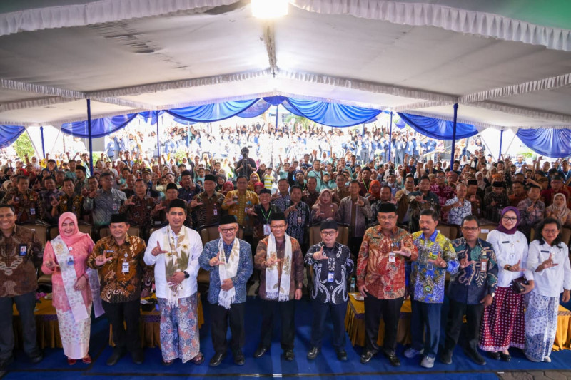 Pembukaan FTBI Jateng 2026 Meriah, Dua Siswa Bawa Pulang Hadiah dari Taj Yasin