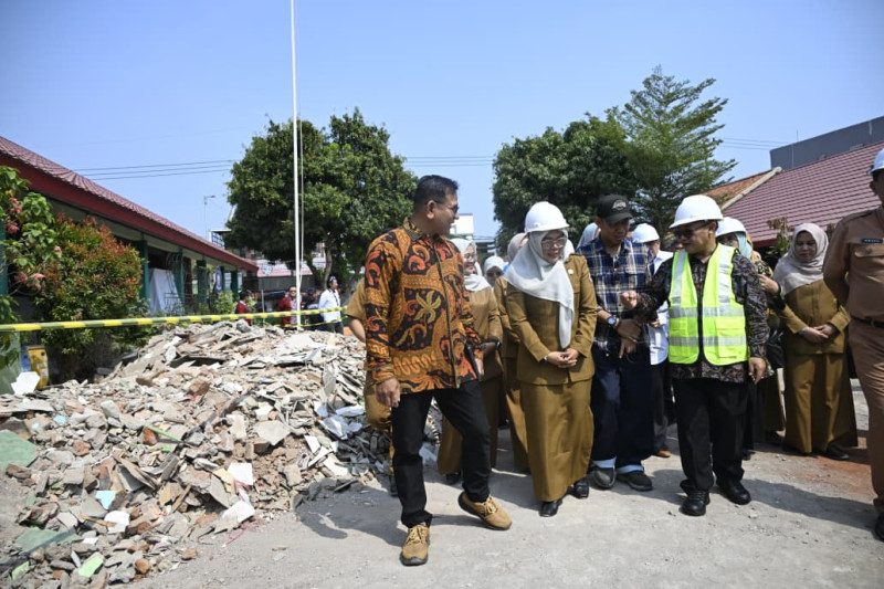 Mendikdasmen Tinjau Revitalisasi SDN 1 Kedungjaya Cirebon