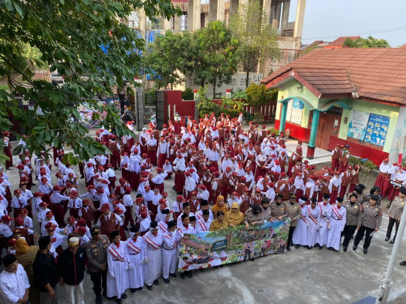Korps Sabhara Baharkam Polri Bagikan 550 Paket Makanan Bergizi dan Tanam Pohon di Depok
