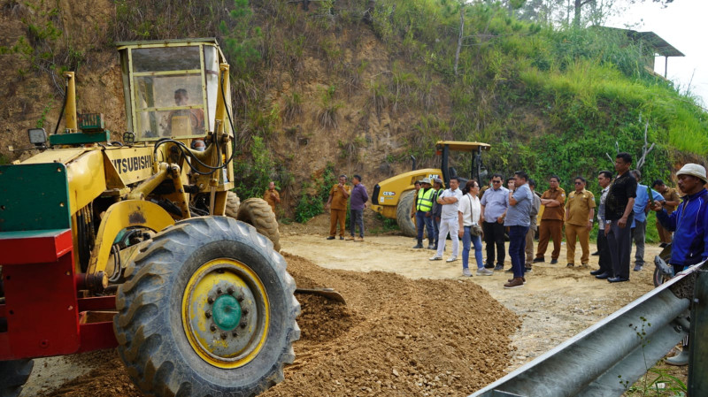 Komisi B DPRD Toba Tinjau Proyek Rekonstruksi Jalan, Pastikan Material Sesuai Spesifikasi