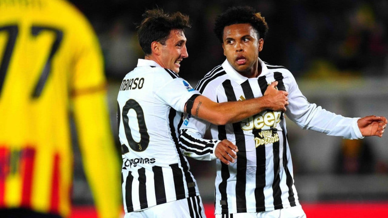 Juventus Taklukkan Lecce 2-0, Douglas Luiz Jadi Bintang Kemenangan