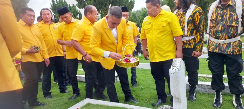 500 Kader Golkar Sumut Ziarah ke Makam Pahlawan Peringati HUT ke-62