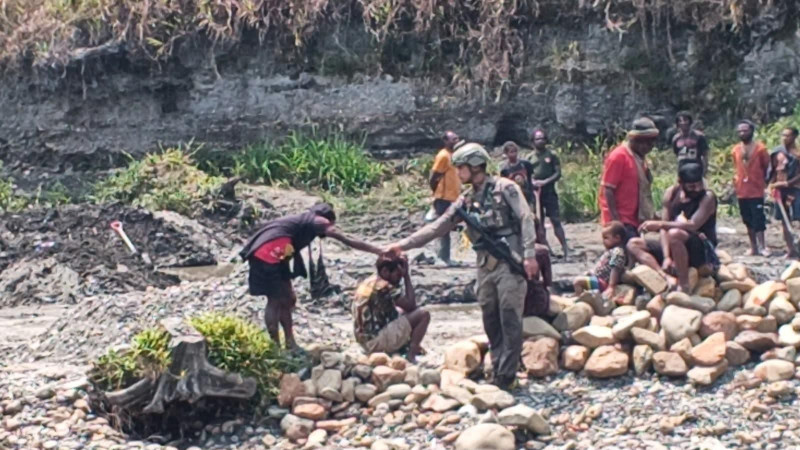 Patroli Humanis di Kampung Wandoga, Satgas Damai Cartenz-2026 Pererat Hubungan dengan Masyarakat