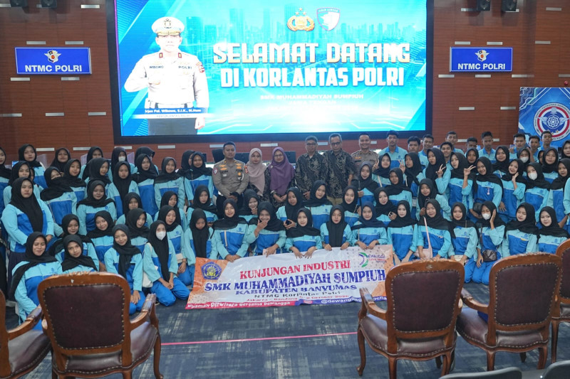 Siswa SMK Muhammadiyah Sumpiuh Kenali Teknologi Lalu Lintas di NTMC Korlantas Polri