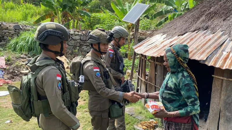 Patroli Humanis Satgas Damai Cartenz Hadirkan Rasa Aman di Distrik Muara