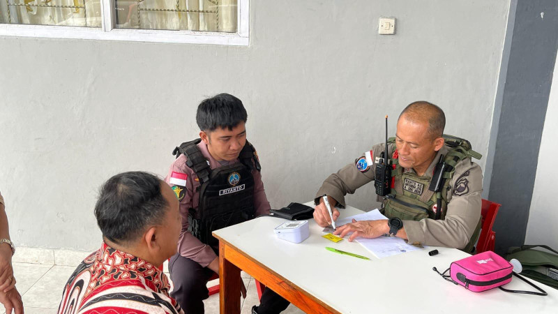 Ibadah Minggu Sehat di Oksibil, Satgas Damai Cartenz Berikan Pelayanan Kesehatan Gratis
