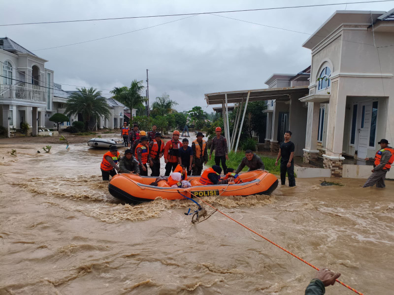 Polri Kerahkan 300 Personel Brimob untuk Evakuasi Warga Terdampak Banjir di Padang