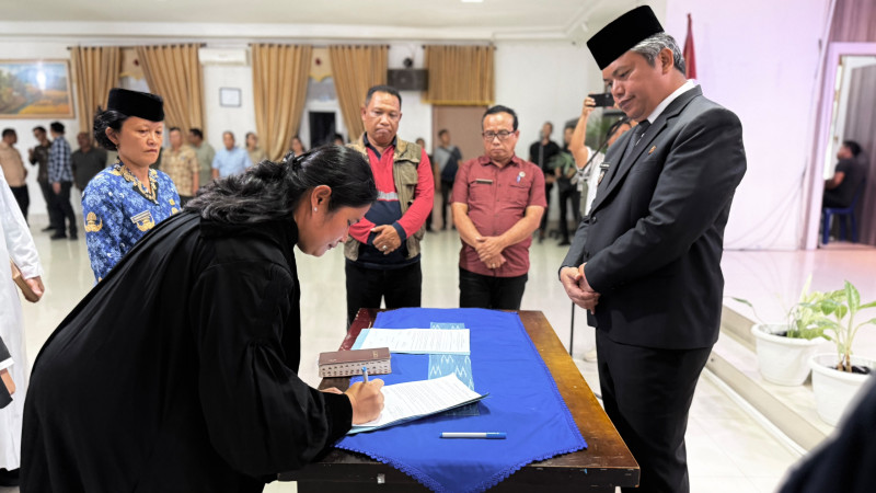 Wabup Lantik 12 Pejabat Pemkab Taput, dr Lamtiur Sinaga Kembali Menjadi Kapus Siborong-borong