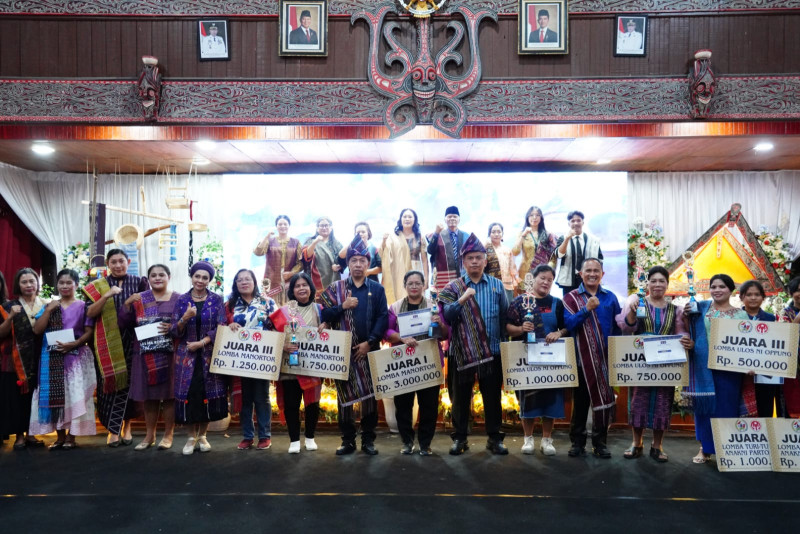 Parade Ulos Meriahkan Hari Ulos 2026, Bupati Taput Ajak Masyarakat Lestarikan Budaya Batak